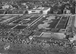 DEAUVILLE . Vue Aérienne . La Plage Les Pelouse Le Casino Et Le Royal Hôtel - Deauville