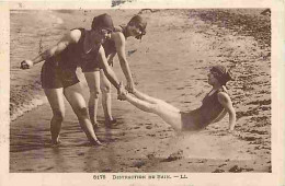 Femmes - Distraction Du Bain - Animée - Scènes De Plage - CPA - Voir Scans Recto-Verso - Women