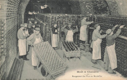 CPA Epernay-Moët Et Chandon-Rangement Des Vins En Bouteilles     L2929 - Epernay