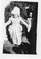 Photographie Vintage Photo Snapshot Déguisement Panoplie Fête Enfant Princesse - Personnes Anonymes