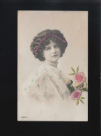 Elegante Frau Mit Dunklem Haar, Gesticktes Haarband Blumen, Gelaufen 29.8.1910 - Autres & Non Classés