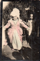 Photographie Vintage Photo Snapshot Déguisement Panoplie Fête Enfant Princesse - Personnes Anonymes