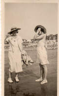 Photographie Vintage Photo Snapshot Mode Fashion Chapeau Hat élégance Chic - Andere & Zonder Classificatie
