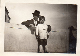 Photographie Vintage Photo Snapshot Père Enfant Mur Chapeau Hat - Personnes Anonymes
