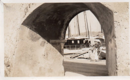 Photographie Vintage Photo Snapshot Cote D'Azur Port Voilier Mode  - Sonstige & Ohne Zuordnung