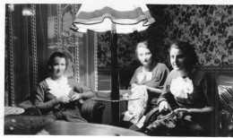 Photographie Vintage Photo Snapshot Lumière Lampadaire Broderie  Tricot - Personnes Anonymes