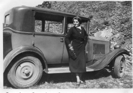 Photographie Vintage Photo Snapshot Automobile Voiture Car Auto Femme Vergisson - Auto's
