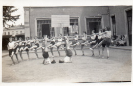 Photographie Vintage Photo Snapshot Gymnastique école Short équilibre - Other & Unclassified