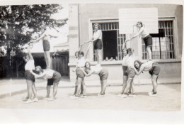 Photographie Vintage Photo Snapshot Gymnastique école Short équilibre - Sonstige & Ohne Zuordnung