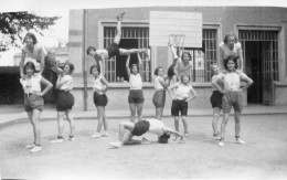Photographie Vintage Photo Snapshot Gymnastique école Short équilibre - Andere & Zonder Classificatie