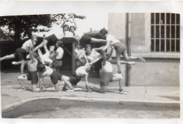 Photographie Vintage Photo Snapshot Gymnastique école Short équilibre - Sonstige & Ohne Zuordnung