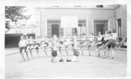 Photographie Vintage Photo Snapshot Gymnastique école Short équilibre - Altri & Non Classificati