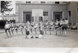 Photographie Vintage Photo Snapshot Gymnastique école Short équilibre - Autres & Non Classés