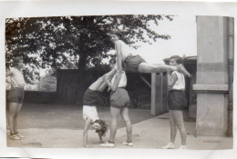 Photographie Vintage Photo Snapshot Gymnastique école Short équilibre - Other & Unclassified