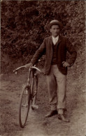 Photo CPA Junger Mann Mit Fahrrad, Wald, Radfahrer - Other & Unclassified