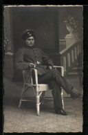 Foto-AK Soldatin In Uniform Mit Zigarette  - War 1914-18