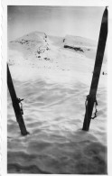 Photographie Vintage Photo Snapshot Montagne Neige Mountain Snow Ski Skiing - Autres & Non Classés