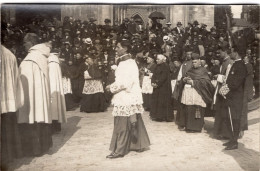 Carte Photo D'une Procession Religieuse Dans La Rue D'un Village - Anonymous Persons