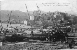 Barques De Pèche Et Vue Sur Le Chateau - Collioure