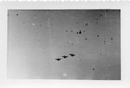 Photographie Vintage Photo Snapshot Aviation Avion Plane Parachute Parachutisme - Aviation