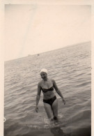 Photographie Vintage Photo Snapshot Pin-up Maillot Bain Bikini Sexy Bonnet - Orte