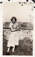 Photographie Vintage Photo Snapshot Chat Cat Jeune Femme  - Other & Unclassified