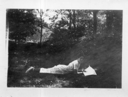 Photographie Vintage Photo Snapshot Femme Lecture Repos Journal - Autres & Non Classés