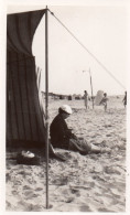 Photographie Vintage Photo Snapshot Plage Beach Mode Chapeau Cabine Bain Rayures - Orte