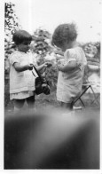 Photographie Vintage Photo Snapshot Enfant Child Children Enfants - Anonymous Persons