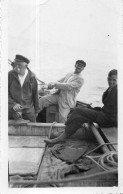 Photographie Vintage Photo Snapshot Pêche Poisson Marine Pêcheur Bateau - Bateaux