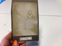 Photo  Snapshot 1920  71-BOURDON-LANCY  Repasseuse Et Légère Femme Qui Repasse Le Linge à Côté Assise - Orte