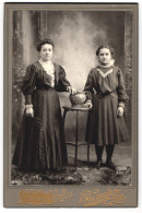 Fotografie E. Thibault, Lawrence, Mass., 493, Essex St., Bürgerliche Dame Mit Einem Mädchen  - Anonyme Personen