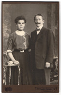 Fotografie H. Bogler, Frankfurt A. M., Schäfergasse 17, Junges Paar In Modischer Kleidung  - Anonyme Personen