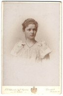 Fotografie J. S. Schroeder, Darmstadt, Riedeselstr. 37, Junge Dame In Hübscher Kleidung  - Anonyme Personen