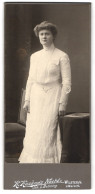 Fotografie L. Behning, Wilster I. H., A. Markt 14, Junge Dame Im Weissen Kleid  - Anonyme Personen