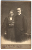Fotografie M. Creutz, Hamburg, Altonaerstr. 2, Ehepaar In Modischer Kleidung  - Anonymous Persons