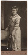 Fotografie Alexander Schmoll, Berlin, Dame Im Hellen Kleid Mit Spitze Und Rüschen, 1914  - Anonymous Persons