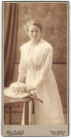 Fotografie Arthur Eichhoff, Berlin-Neuköln, Junge Frau Im Weissen Sommerkleid Mit Hut Und Sonnenschirm  - Anonymous Persons