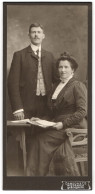 Fotografie Samson & Co., Wiesbaden, Ehepaar Hermann Und Maria Thielmann Im Dunklen Kleid Und Anzug  - Anonymous Persons