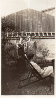 Photographie Vintage Photo Snapshot Transat Trio Jardin Garden - Personnes Anonymes