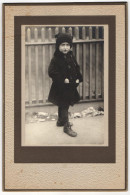 Fotografie Unbekannter Fotograf Und Ort, Junges Kind Im Wintermantel Mit Zipfelmütze  - Persone Anonimi