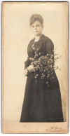 Fotografie H. Leske, Spandau, Junge Frau Im Dunklen Kleid Mit Blühenden Strauch Im Arm  - Persone Anonimi