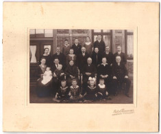 Fotografie Robert Hannemann, Soltau I. H., Ansicht Soltau I. H., Familienfoto Vor Dem Wohnhaus Birkenstrasse, 1928  - Places