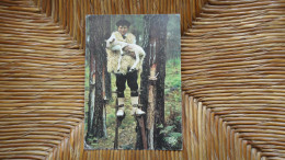 Landes , Groupe Landais " Lous Cadetouns " Dans La Forêt Landaise , Un Jeune Berger A Secouru Un Petit Agneau Fatigué - Otros & Sin Clasificación