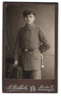 Fotografie A. Birkholz, Berlin, Preussischer Soldat In Feldgrau Uniform Rgt. 165 Mit Bajonett Und Portepee  - Anonymous Persons