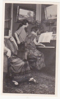 3 Anciennes Photographies Amateur / Années 1920-1930 / Femme Au Piano, Lecture / Maison Bourgeoise - Persone Anonimi