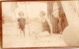 Photographie Vintage Photo Snapshot Plage Beach Mode Chapeau Cabine Bain Rayures - Orte