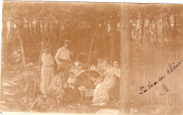 Carte Photo D'une Famille élégante Mangeant Sous Les Arbre A La Campagne En 1904 - Anonymous Persons