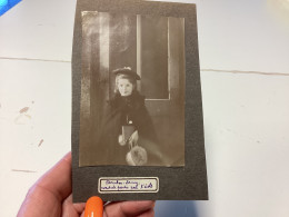 Photo  Snapshot 1920  BOURDON-LANCY Petite Fille Qui Part Pour L’école, Bien Habillé, Manteau, Chapeau Sac à La Main - Anonieme Personen