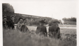 Photographie Vintage Photo Snapshot Dos Back Pont  - Personnes Anonymes